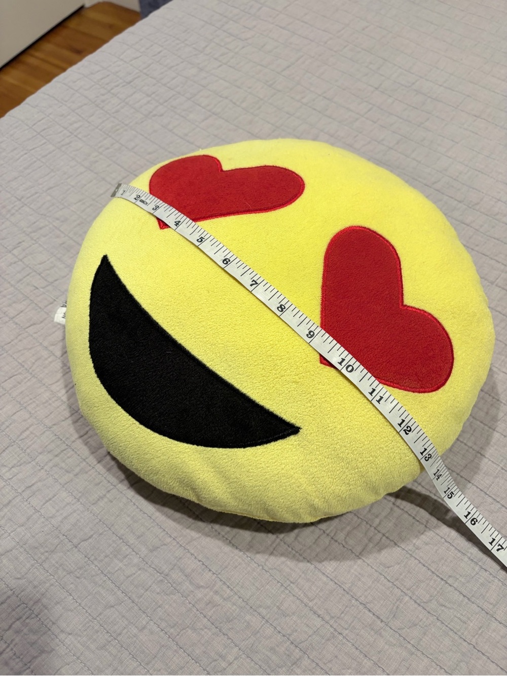 Emoji Heart Eyes Round Plush Pillow Yellow Smiley Face Cushion - Picture 4 of 5